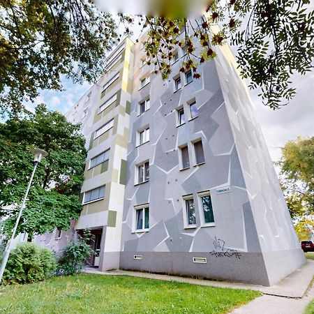 Modern 2 Bedroom Apt - Free Parking ブラチスラヴァ エクステリア 写真