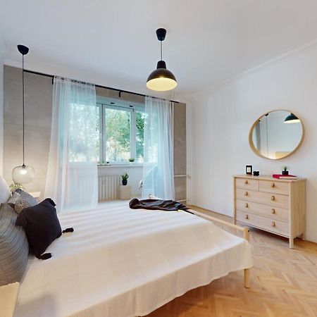 Modern 2 Bedroom Apt - Free Parking ブラチスラヴァ エクステリア 写真